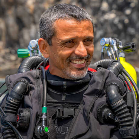 Portrait of Academy ichthyologist Dr.. Luiz Rocha in scuba gear